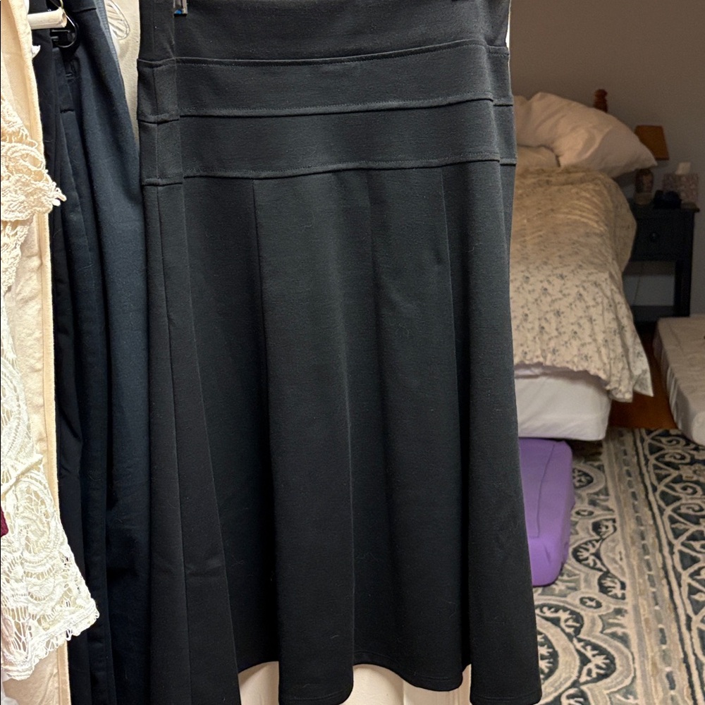 Dressbarn Midi Skirt, Solid Black, flowy, Sz L, Business Casual, Like New, EUC
